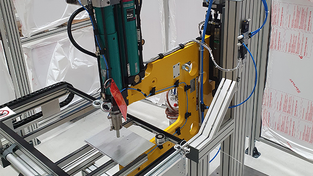 The TOX® machine tongs of type TZ (yellow) and a 50 kN strong press module (green) ensure process-reliable clinching of galvanized sheets for an end customer.